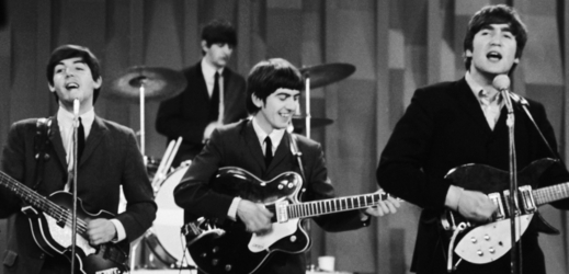 Skupina The Beatles. John Lennon (vpravo) s kytarou J-160E Gibson.