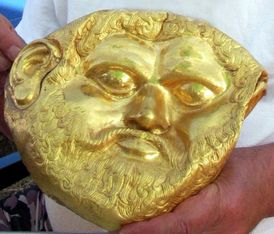 Asi 2400 let stará maska vyrobená z půl kilogramu ryzího zlata mohla patřit králi Seutovi III., který vládl Thrácii.