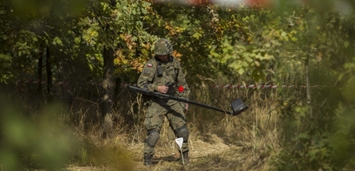 Pátrání pokračuje. Polský voják s detektorem kovů v okolí Walbrzychu.