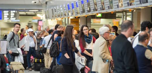Cestující čekají fronty u přepážek na letišti ve Frankfurtu nad Mohanem. Sobota 7. listopadu 2015.