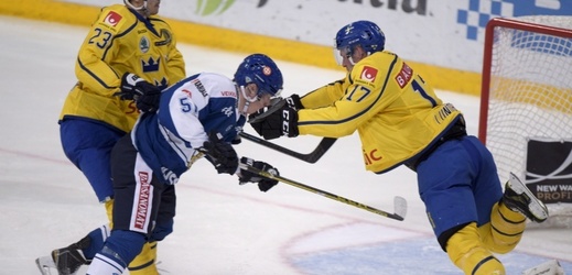 Hokejisté Švédska v utkání s Finskem.