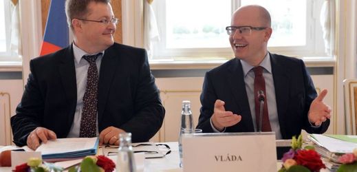 Náměstek ministra financí Jan Gregor (vlevo) a premiér Bohuslav Sobotka.