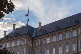 Členové skupiny Ztohoven stáhli na Pražském hradě prezidentskou vlajku a vyvěsili místo ní velké červené trenýrky.