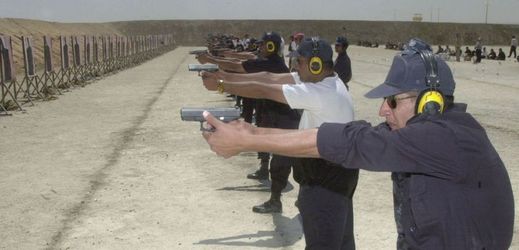 Policejní kadeti se ve speciálním komplexu poblíž jordánské metropole Ammánu cvičí ve střelbě. 