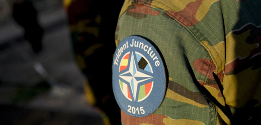 Vojenská uniforma s logem NATO (ilustrační foto).