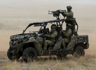 Ruští vojáci cvičí v pouštních podmínkách.