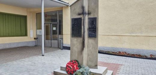 Pomalovaný pomník Vasila Bilaka.