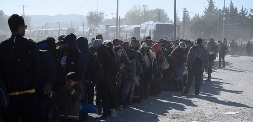 Migranti čekají ve frontě při kontrole (ilustrační foto).