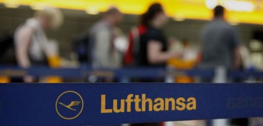 Fronta cestujících Lufthansy ve Frankfurtu.