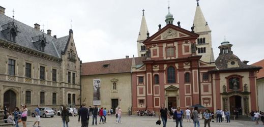 Mše se bude konat v bazilice sv. Jiří, která je jedním z nejstarších kostelů v Česku.