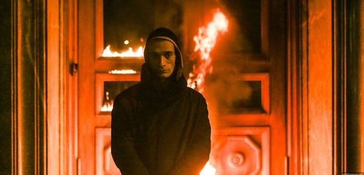 Protivládní aktivista Pjotr Pavlenskij zapálil vchod do sídla ruské tajné služby FSB.