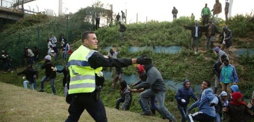 Policejní zákrok v Calais (ilustrační foto).