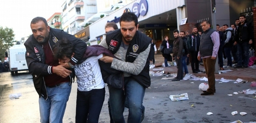 Policie zadržela mladíka kvůli obléhání budovy televize a novin v Istanbulu (ilustrační foto).