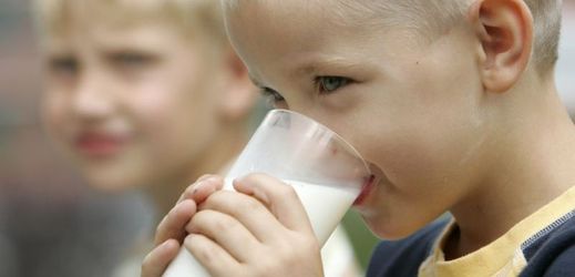 Ochucená a jogurtová mléka, která dostávají školáci, výrazně překračují doporučený obsah cukru.