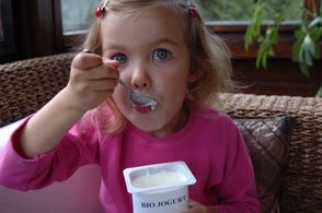Dítě si pochutnává na jogurtu (ilustrační foto).