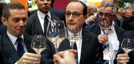 Víno ke slavnostnímu obědu podle Francouzů patří. Prezident François Hollande (uprostřed).