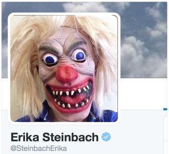 Karikatura Steinbachové a jejího Twitteru z dílny jednoho těch, kterého použití citátu Helmuta Schmidta popudilo.