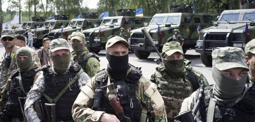 Ukrajinští vojáci účastnící se bojových operací na východě země proti proruským separatistům.