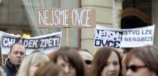 Bývalí studenti speciální pedagogiky Univerzity Jana Amose Komenského a jejich příznivci demonstrovali v říjnu v Praze před budovou ministerstva školství.