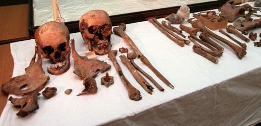 Exhumováné ostatky posledního ruského cara Mikuláše II. a jeho manželky.