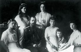 Ruský car Mikuláš II., carevna Alexandra Fjodorovna (v pozadí vpravo) a další členové rodiny.
