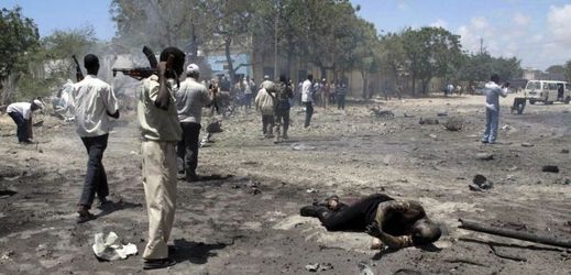 Na snímku situace po teroristickém útoku v somálském hlavním městě Mogadišu, při kterém zahynuly desítky lidí.