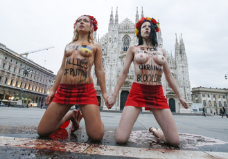 Aktivistky z Femen protestují v italském Miláně proti summitu ASEM.