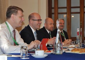 Zleva český státní tajemník pro evropské záležitosti Tomáš Prouza a premiér Bohuslav Sobotka ve Vallettě před jednáním V4.