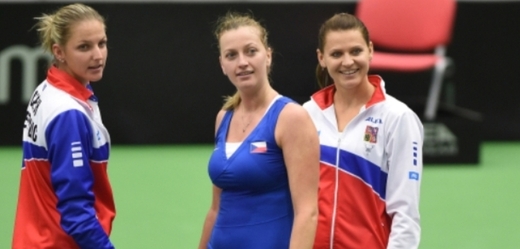 Petra Kvitová (uprostřed) s Lucií Šafářovou (vpravo) a Karolínou Plíškovou.