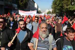 Řekové protestují proti snížení důchodů.