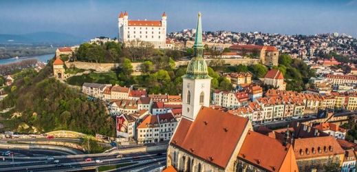 Panorama Bratislavského hradu je dominantou slovenského hlavního města.