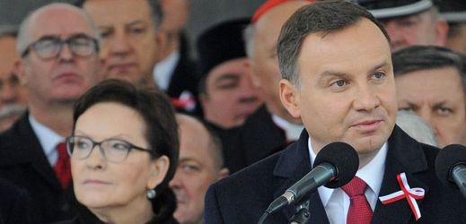 Polská premiérka Ewa Kopaczová (vlevo) podala demisi své vlády, kterou prezident Andrzej Duda (vpravo) přijal.