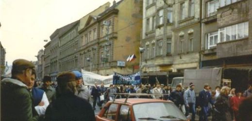 Snímek z Národní třídy roku 1989. Účastnil se prezident Zeman studentského protestu?