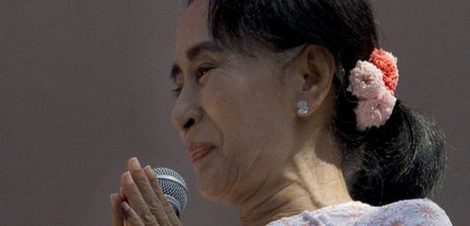 V čele vítězné strany stojí nositelka Nobelovy ceny Su Ťij.