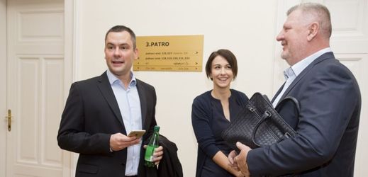 Ivo Rittig (vpravo) a jeho právníci, obžalovaní David Michal a Karolína Babáková.