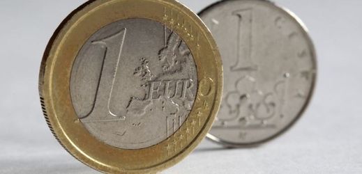 Kurz koruny vůči euru drží díky intervencím ČNB.