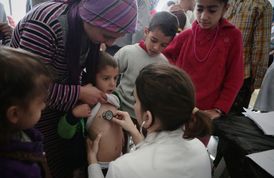 Syrské dítě na lékařské prohlídce v uprchlickém centru v Sofii.