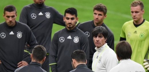 Fotbalisté Německa museli jen pár hodin před večerním přípravným zápasem ve Francii nuceně opustit svůj hotel v Paříži. 
