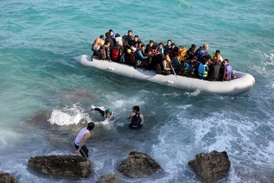 Uprchlíci připlouvají z Turecka do Řecka (ilustrační foto).