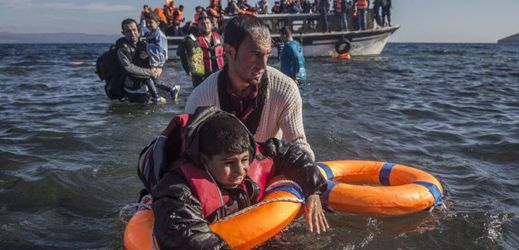 Břehů Evropy dosáhlo od počátku roku více než 600 tisíc lidí, většinou Syřanů.