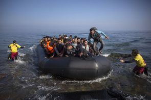 Dobrovolníci mají na řeckém ostrově Lesbos pomáhat běžencům, kteří ke břehům připlouvají na člunech z nedalekého Turecka.