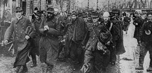 Němečtí váleční zajatci odcházejí z Budapešti do zajateckých táborů.