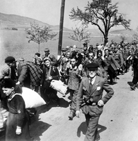 Zajatci v táborech byli později na základě dohody vítězných mocností vysídleni do Německa (ilustrační foto).