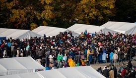 Tisíce lidí se snaží doputovat přes Balkán do střední a severní Evropy, ale často musejí čekat na srbské, chorvatské a slovinské hranici.
