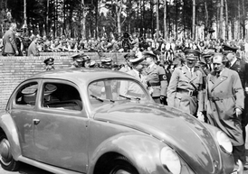 Ferdinand Porsche představuje Adolfu Hitlerori nový model vozu KdF v roce 1938.