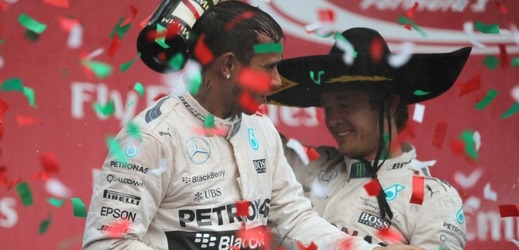 Lewis Hamilton (vlevo) slaví titul mistra světa F1.