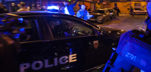 Zásah policie při teroristickém útoku na koncertě v Paříži.