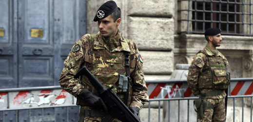 Vojáci před francouzskou ambasádou.
