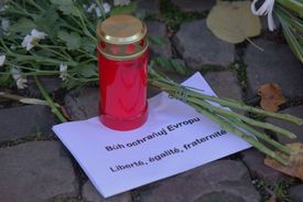 Francouzskou ambasádu zaplavují květiny, svíčky i vzkazy s podporou.