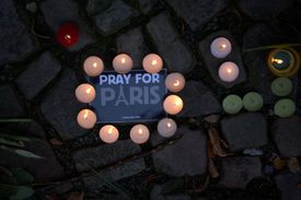 Nápis Pray For Paris zahltil sociální sítě.